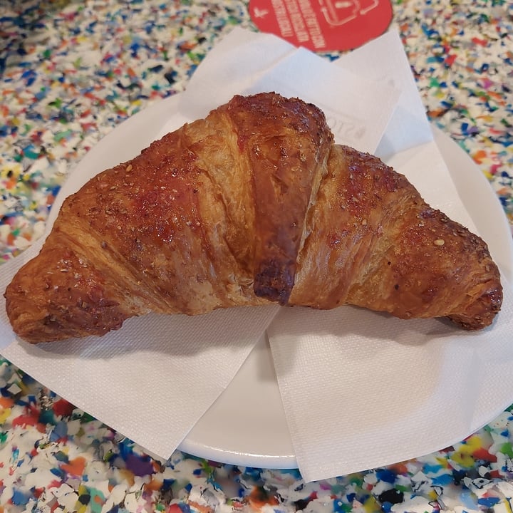 photo of Autogrill Croissant Vegano shared by @dargina90 on  12 Aug 2022 - review