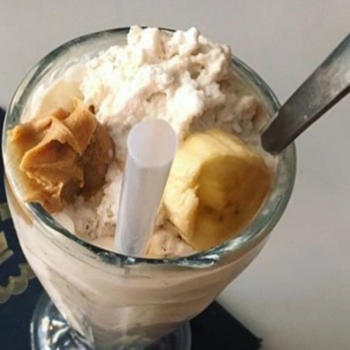 photo of Royale Eatery Banana and Peanut butter milkshake shared by @junkfoodvegans on  30 Aug 2020 - review