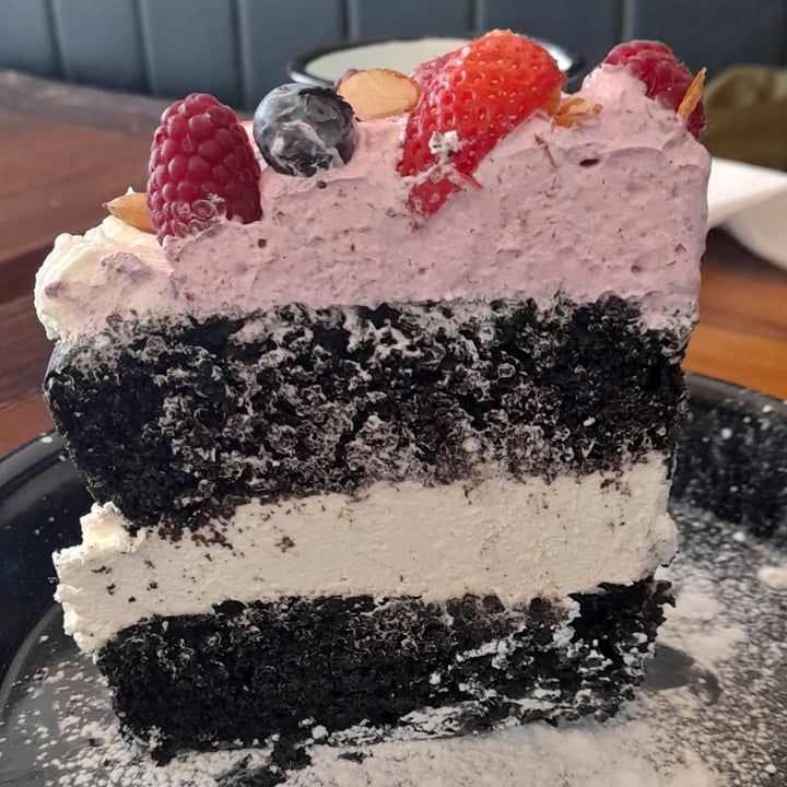 photo of Mönt take away Torta de chocolate , mousse de chocolate blanco  y frutos rojos shared by @ecosofia on  15 Mar 2022 - review