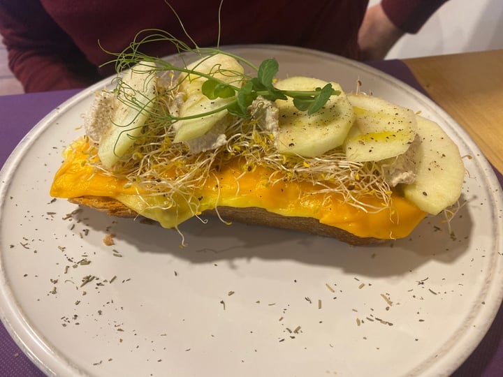 review photo of CactusCat Bar Tostada de quesos shared by @coque on 15 Dec 2019 - review