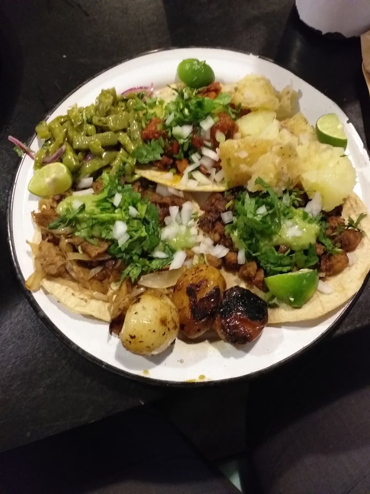 photo of Por siempre vegana 2 Tacos pastor, suadero, bistec shared by @omar0505 on  08 Aug 2019 - review