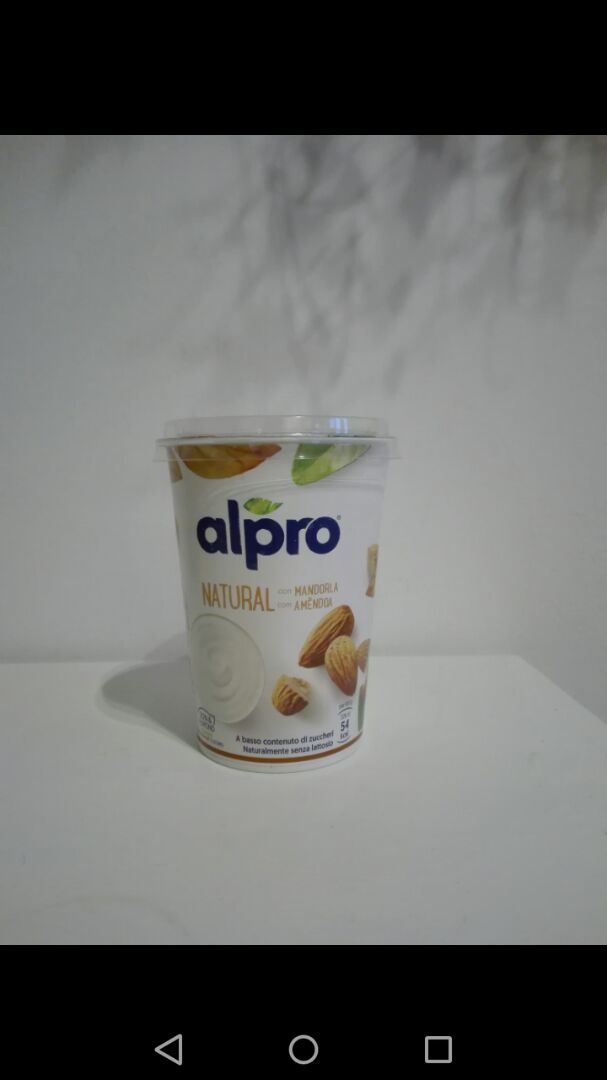 photo of Alpro Yogurt Natural de Almendras shared by @queeervegan on  27 Apr 2020 - review