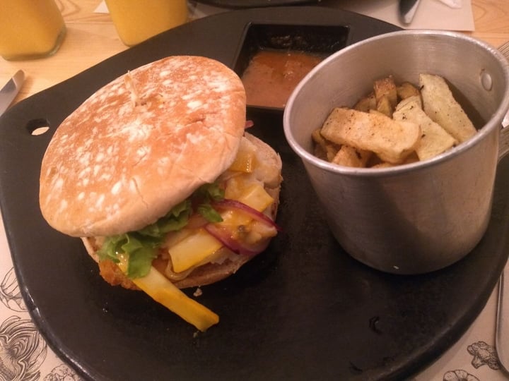 photo of Mandrágora Veg Hamburguesa negra shared by @johanramirez91 on  24 Sep 2019 - review