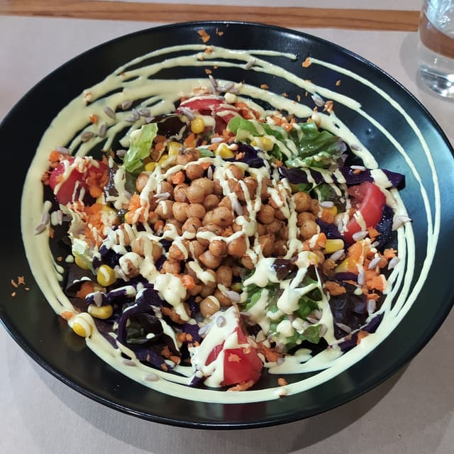 Photo of the dish “Ensalada De Primavera Con Hoja De Roble, Col Morada Salteada Al Wok Y Garbanzos Tostados Tandoori Aliñada Con Veganesa De Mostaza”