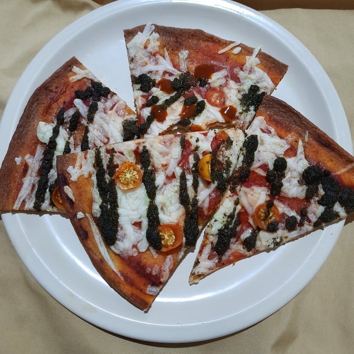 photo of Vegan style Pizza Margarita shared by @kariiflores on  26 Jun 2021 - review