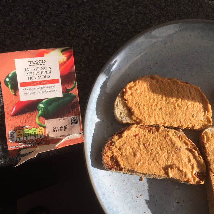 photo of Tesco Jalapeño & Red Pepper Houmous shared by @ameriamber on  30 Jul 2021 - review