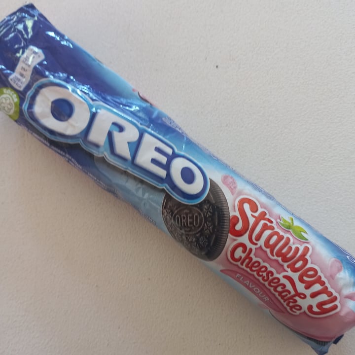 review photo of Mondelēz International Oreo strawberry cheesecake shared by @terraverte on 13 Feb 2022 - review
