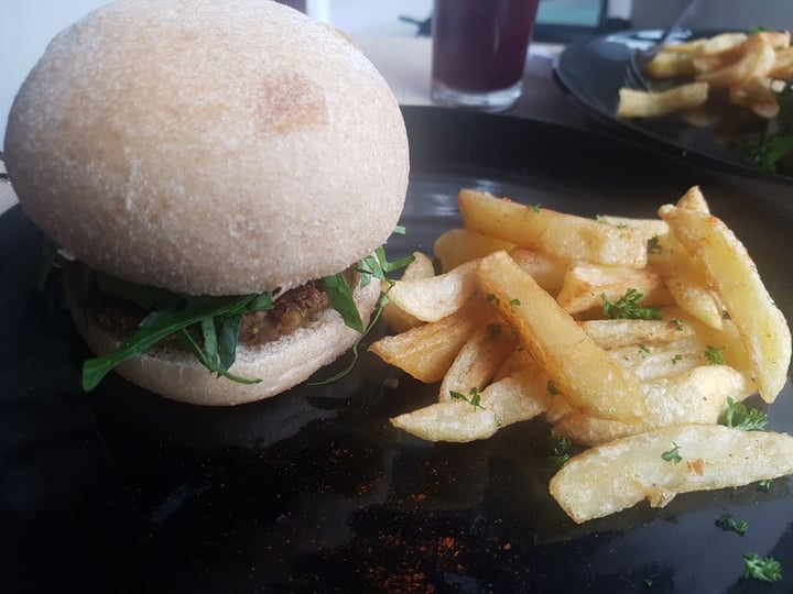 photo of Restaurante Vegano Cardamomo Hamburguesa shared by @bgirlkido94 on  26 Jul 2019 - review