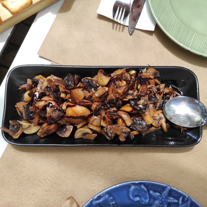 review photo of Fronteira Gastrobar-Tapas Wines Gins Hamburguesa / patatas bravas / cogumelos shared by @corunavegana on 13 Jul 2021 - review