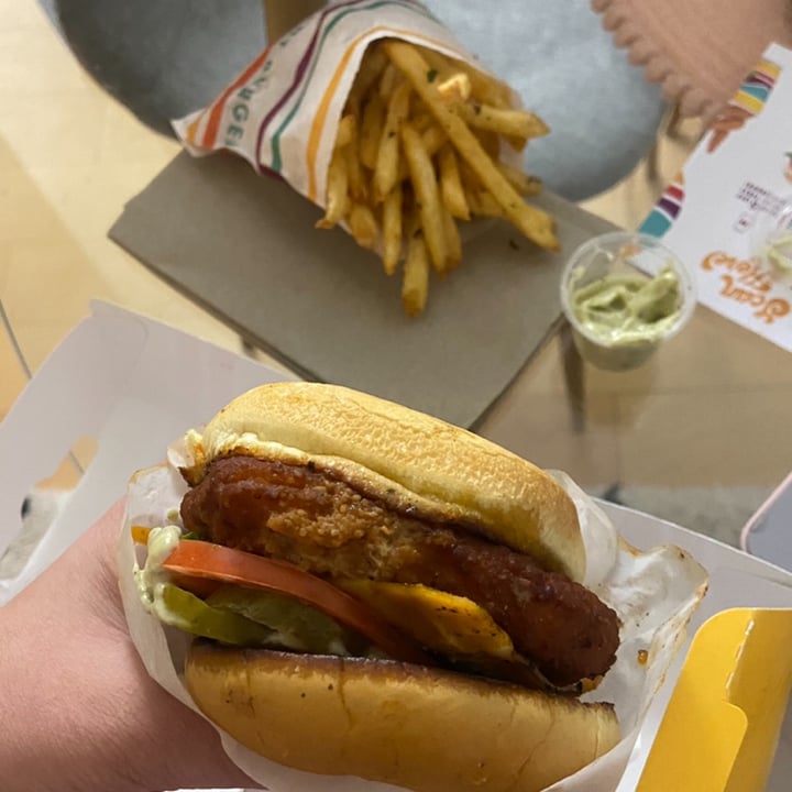 photo of PLNT Burger crispy chicken sandwich shared by @isabelaferreiro on  16 Dec 2022 - review