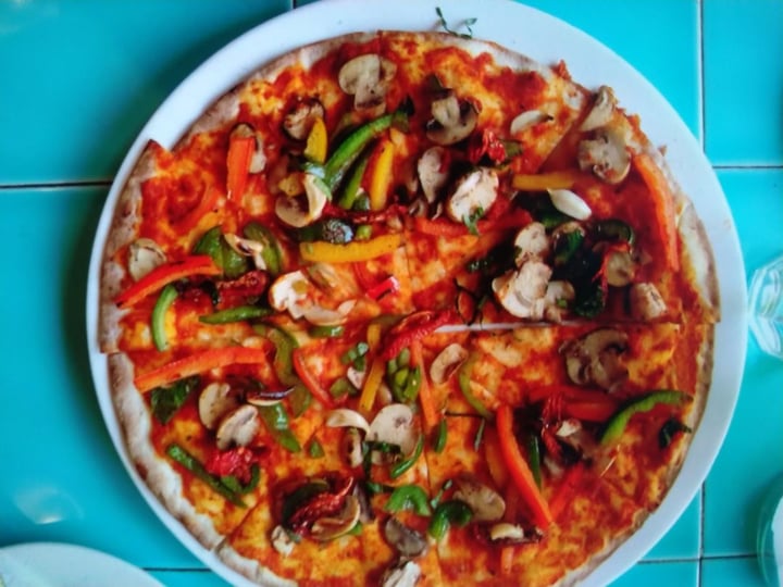 review photo of Rose Cafe Mushroom, Peppers And Caramelised Onion Pizza shared by @tn on 20 Jan 2020 - review