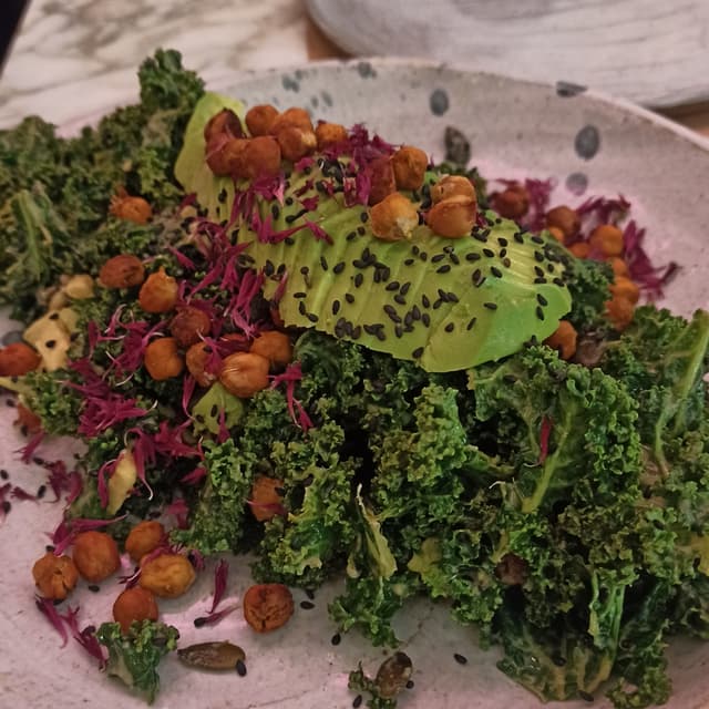 菜肴“Kale tahini salad”的照片