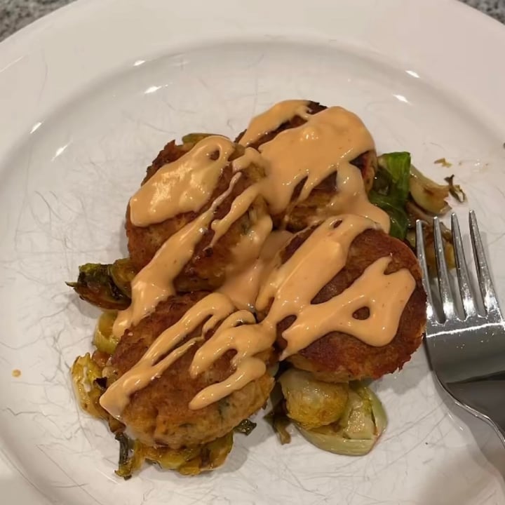 review photo of Good Catch Plant-Based Crab Cakes New England Style shared by @consciouslycarlie on 04 Jan 2022 - review