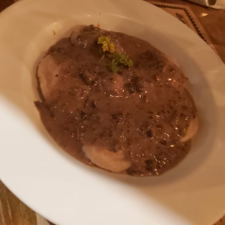 review photo of Las Sorrentinas Sorrentinos De Espinaca, Muzzarella Y Nueces Con Crema De Almendras Y Hongos shared by @evelaverne on 27 Sep 2022 - review