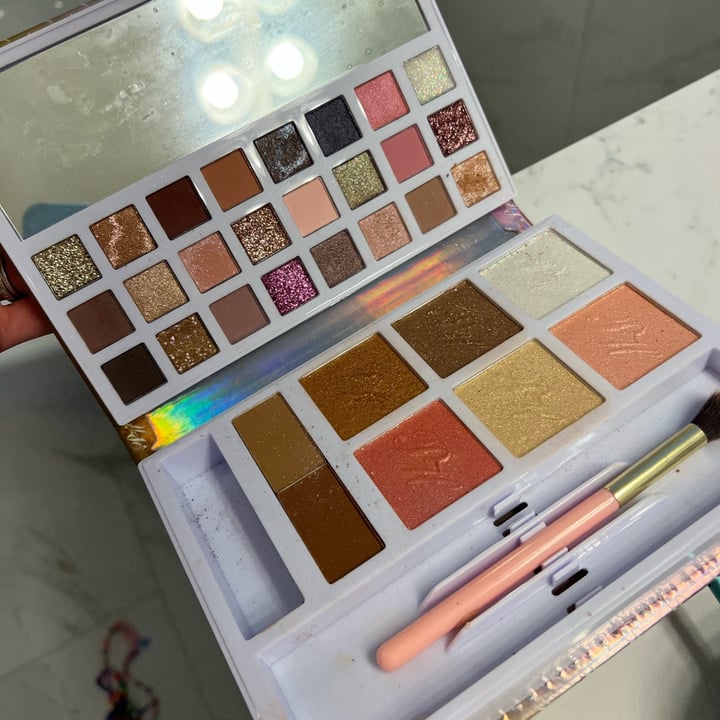 review photo of paris hilton Ultimate beauty book shared by @andreadal on 20 Nov 2022 - review
