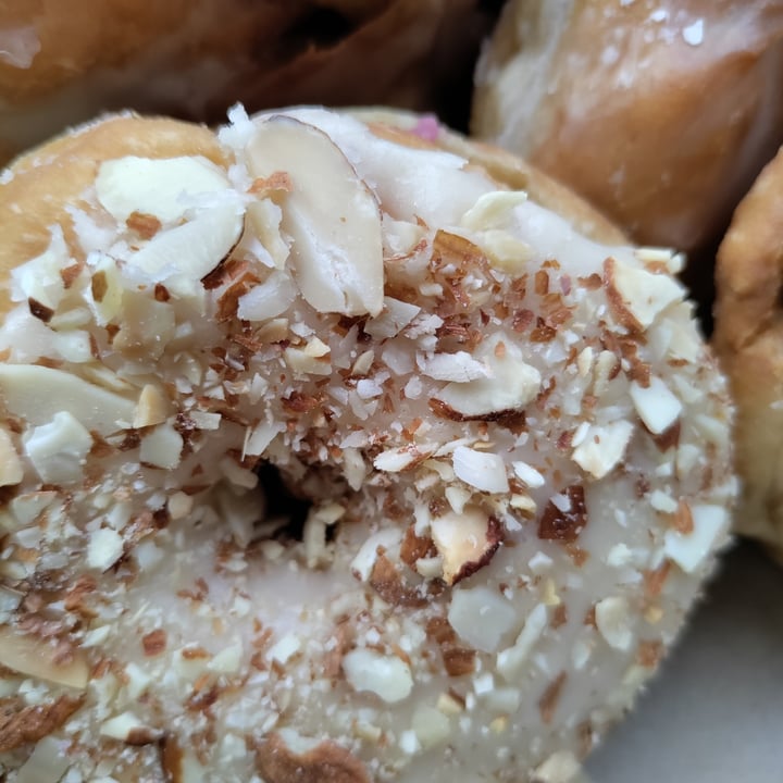 photo of Empire Donuts View Street Maple Almond shared by @mikebroadhead on  25 Jul 2022 - review
