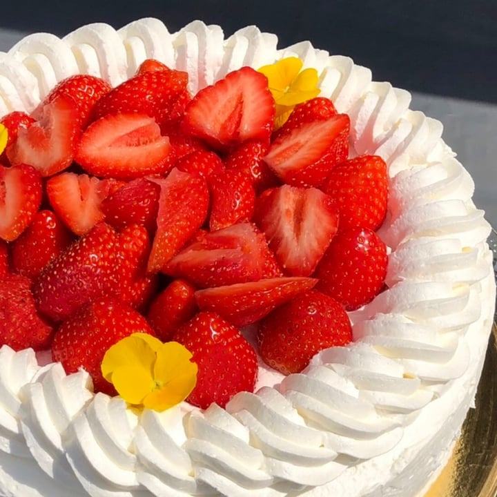 photo of VeGofika Göteborg Strawberry cake shared by @veganmamisweden on  31 May 2022 - review