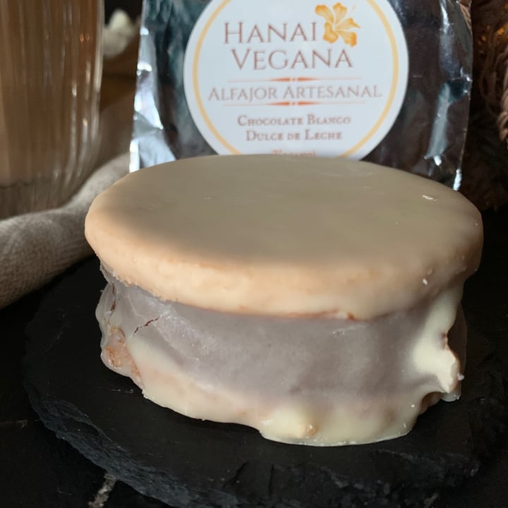 photo of Hanai Vegana Alfajor De Chocolate Blanco Y Dulce De Leche shared by @naivoncake on  29 Dec 2020 - review