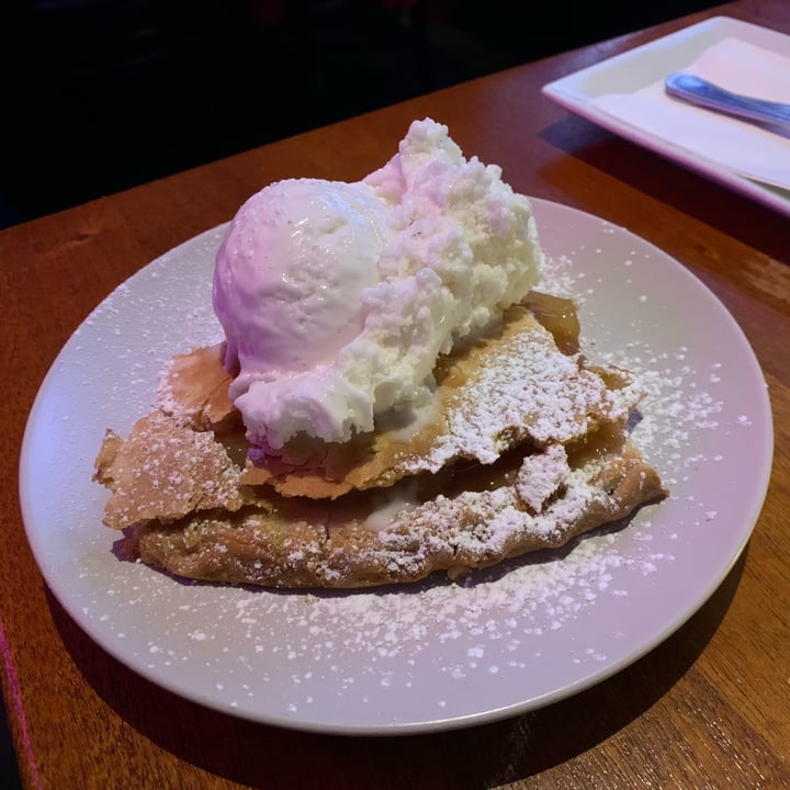 photo of Monster Vegan Apple Pie and Vanilla Ice Cream shared by @vaishnavrao on  11 Jan 2023 - review