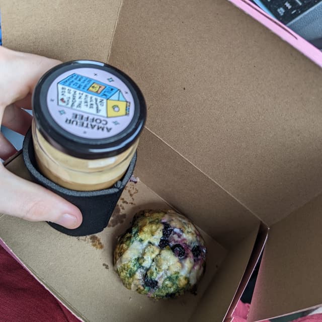 Foto del plato “mocha latte & blueberry scones”