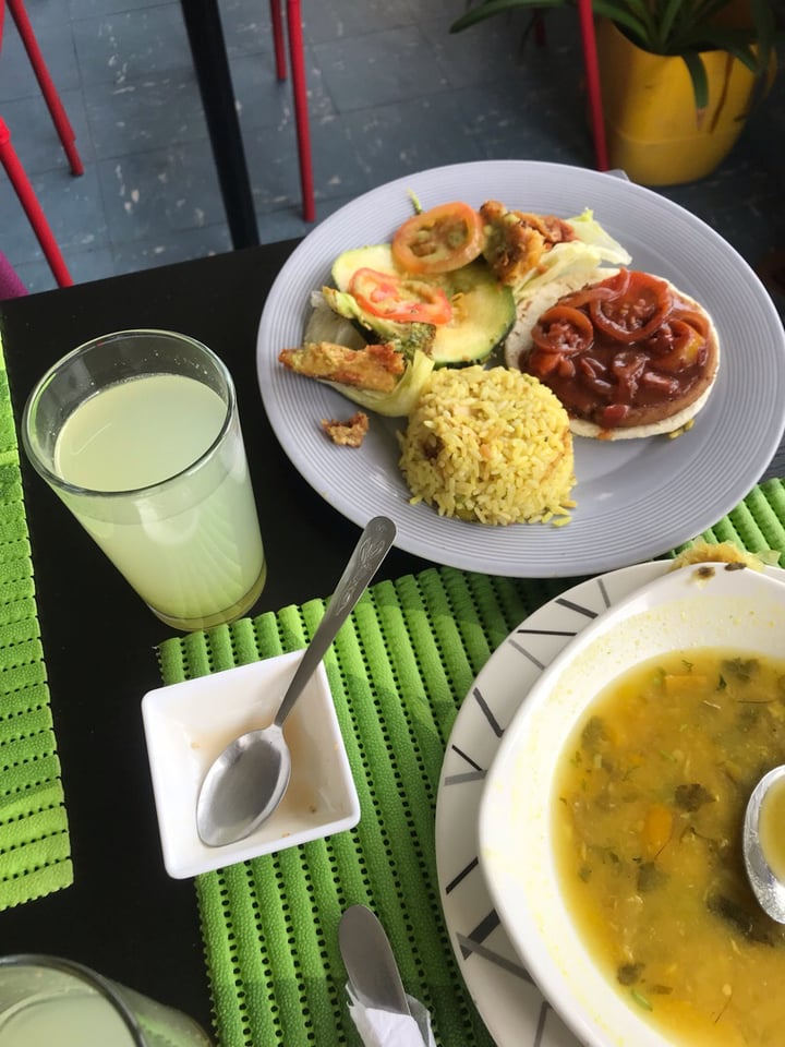 photo of Restaurante Onda Sana - Kripa Ajiaco con orellanas acompañado de “bistec” a caballo (proteína de soya y orellanas). shared by @felipeguerrero on  10 Jun 2019 - review