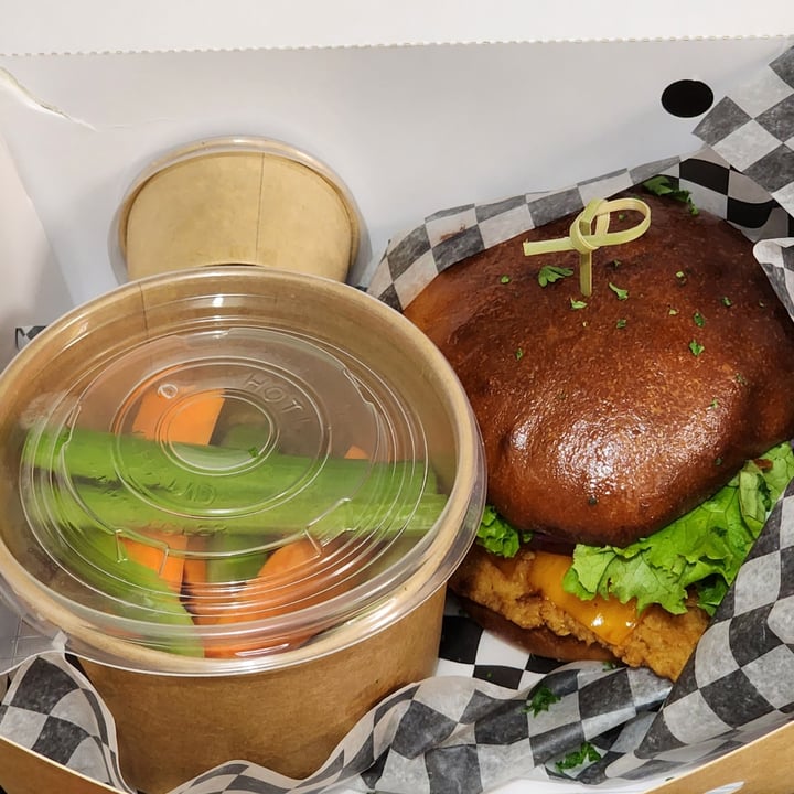 photo of Leopold's Tavern Kick'n Chick'n Burger shared by @naeemnedaee on  17 Dec 2022 - review