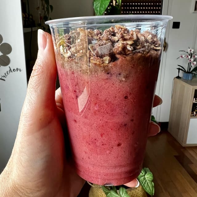 Photo of the dish “Smoothies di banana,fragola e frutti di bosco con granola.”