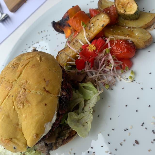 Photo of the dish “Hamburguesa de tofu y remolacha”