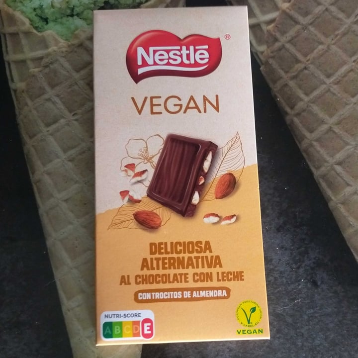 photo of Nestlé chocolate con leche shared by @noevegan on  24 May 2022 - review