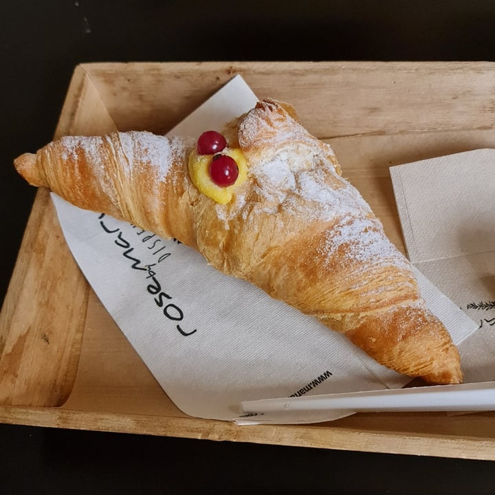 review photo of Rosebymary Cornetto con crema pasticcera vegan shared by @creepysunset on 10 Apr 2022 - review