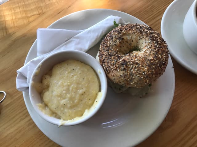 菜肴“Kale Pesto and Cheese on an Everything Bagel”的照片
