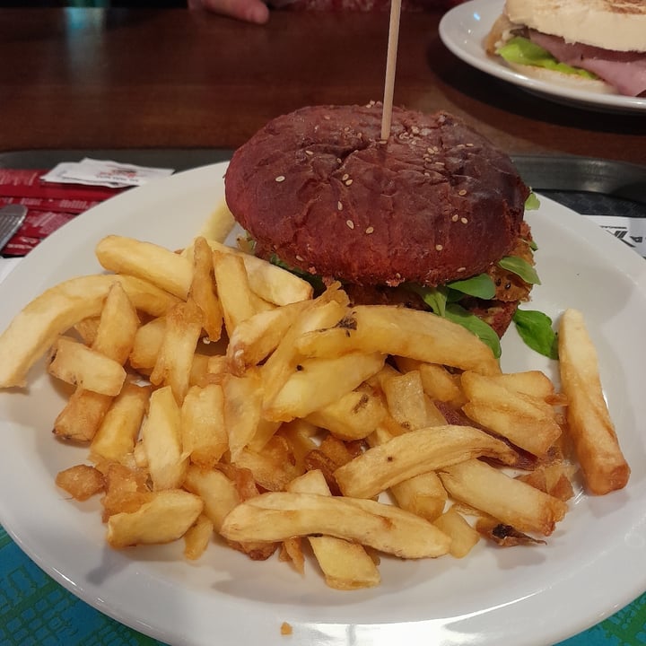 review photo of Pola Baxar Hamburguesa "Pan De Remolacha" shared by @1963male on 21 Sep 2022 - review