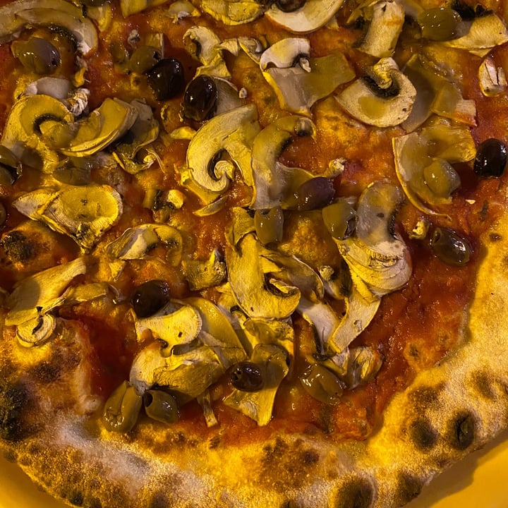 photo of Cutilisci pizza rossa con funghi e olive shared by @thebrambleberry on  11 Oct 2022 - review
