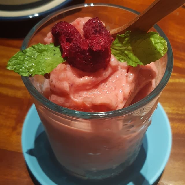 菜肴“Smoothie: Mango, Raspberry, Coconut”的照片