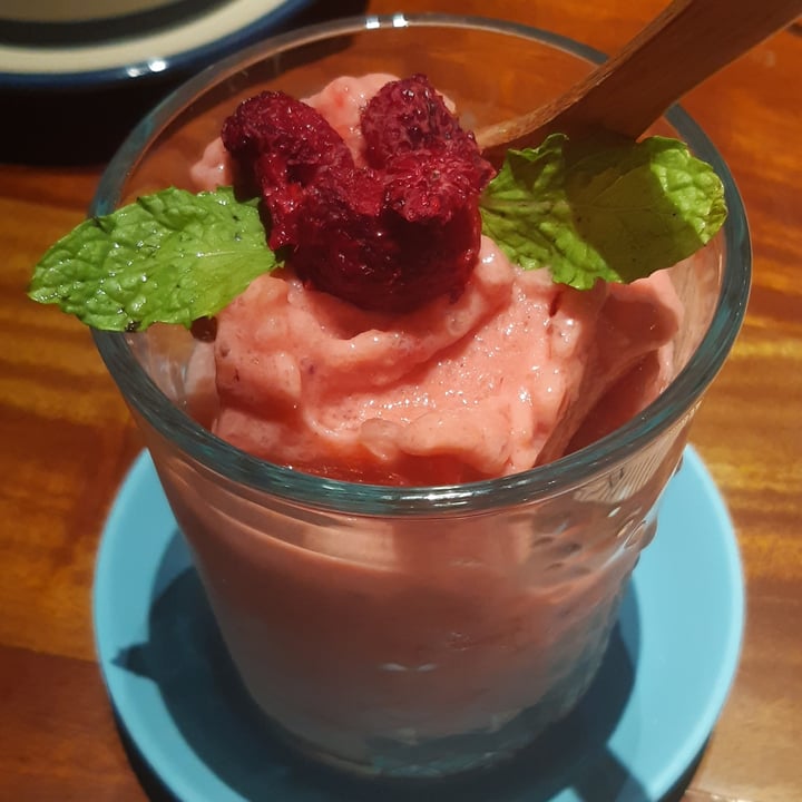 photo of Củ và Rễ - A Vegan Restaurant Smoothie: Mango, Raspberry, Coconut shared by @floriance on  09 Jan 2021 - review
