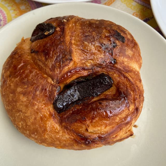 菜肴“Croissant de plátano con chocolate”的照片