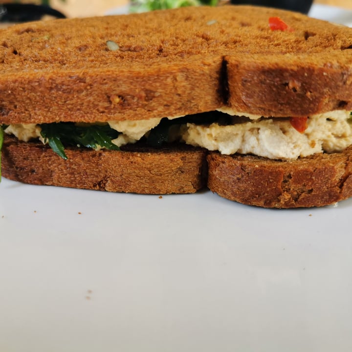 photo of Écru Sandwich hummus cavolo nero e pomodorini shared by @morfeolover on  12 Jun 2022 - review