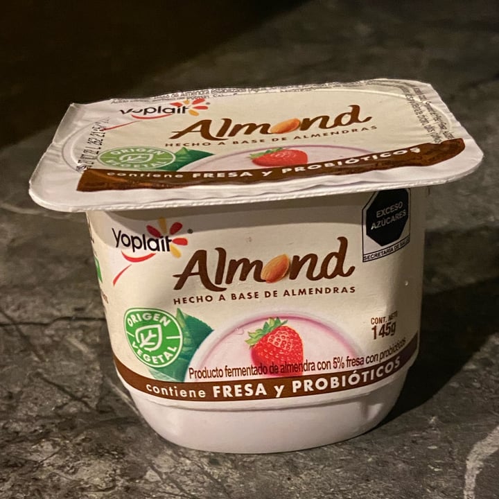 photo of Yoplait Yogurth A Base De Almendra shared by @strawberryswan on  05 Nov 2022 - review