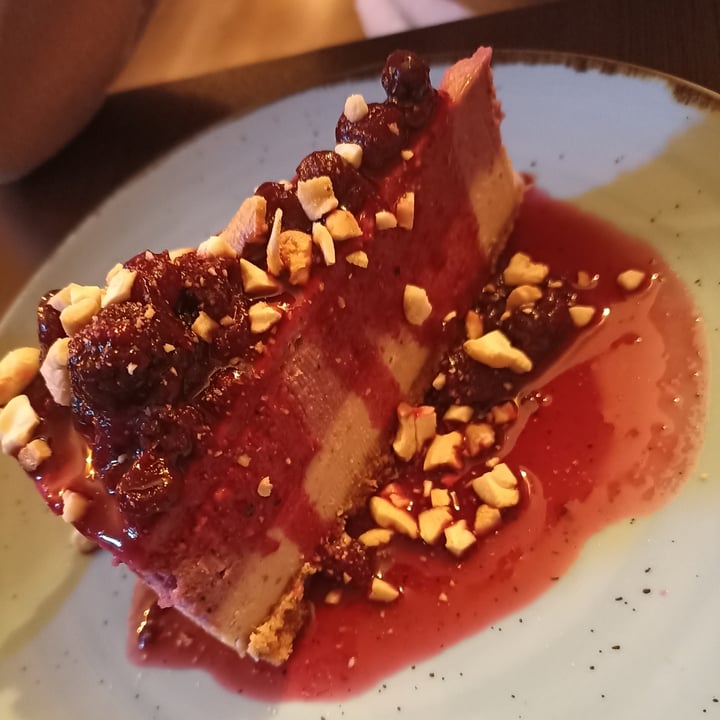 photo of Kong - Food Made With Compassion Cheesecake frutti rossi shared by @trajkovskagutierrez on  18 Apr 2022 - review