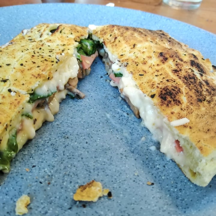 photo of Ixteriolo's Calzone shared by @selrmoon on  12 Mar 2022 - review