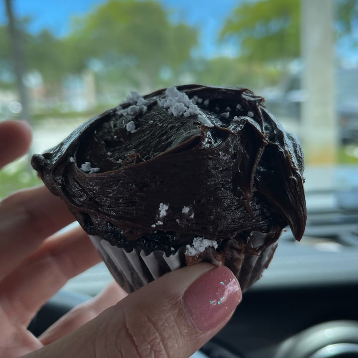 photo of Veg Eats Foods Chocolate Cupcake shared by @sangria on  01 Jun 2022 - review