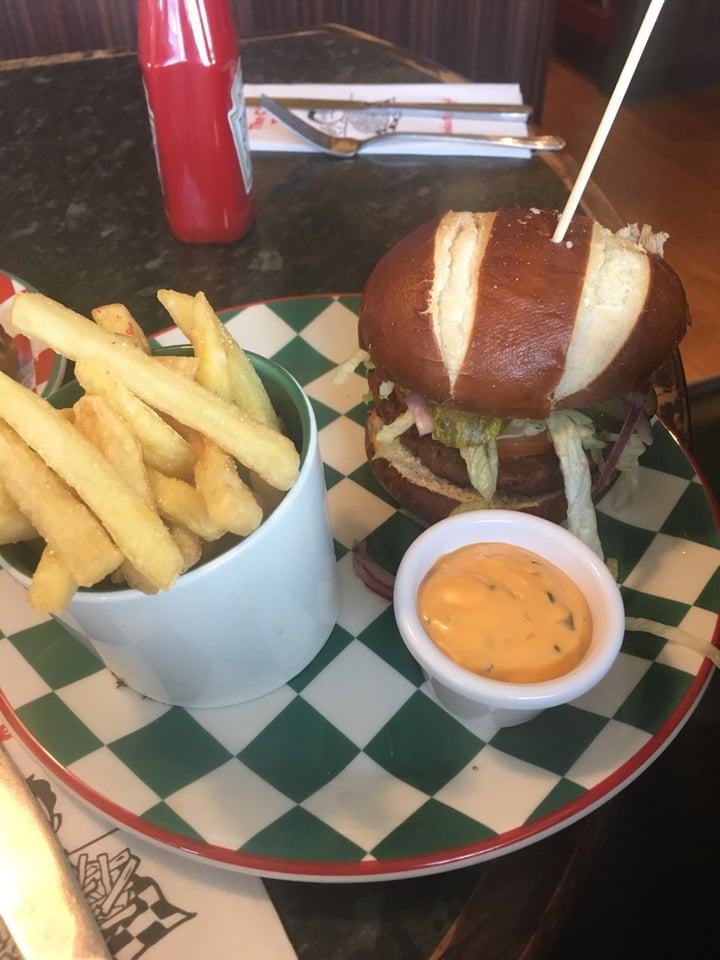 photo of Frankie & Benny's Vive le vegan burger shared by @dannymals on  24 May 2019 - review