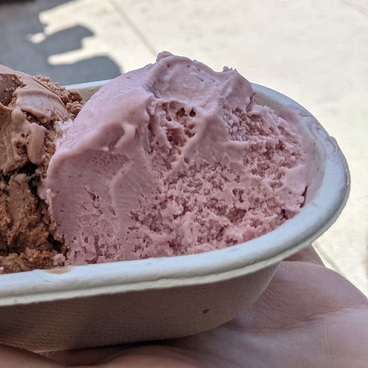 photo of Honey’s Ice Cream Strawberry Ice Cream shared by @iamabunny on  09 Sep 2021 - review