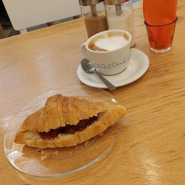 Foto do prato “Croissant vegano con marmellata di fragole”