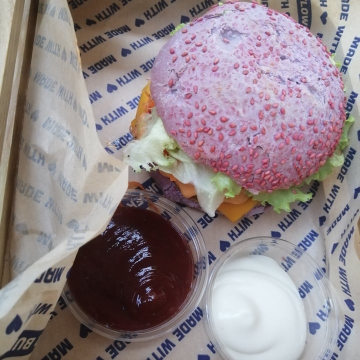 photo of Flower Burger Barbie burger shared by @lisabambinasaggia on  03 Apr 2022 - review