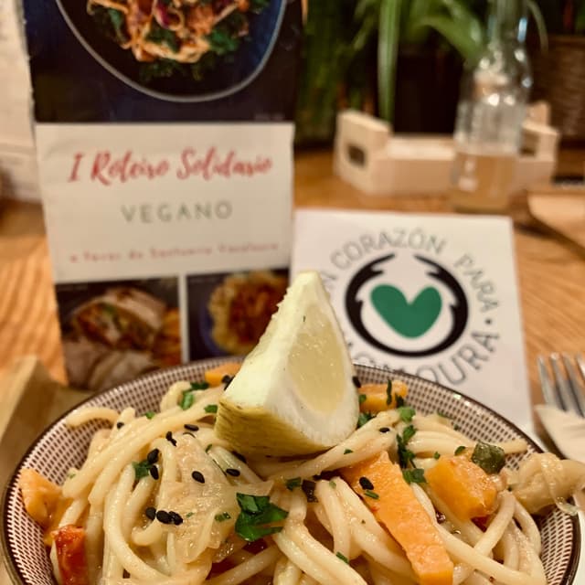 Foto del piatto “Pad Thai Roteiro Solidario Vacaloura”