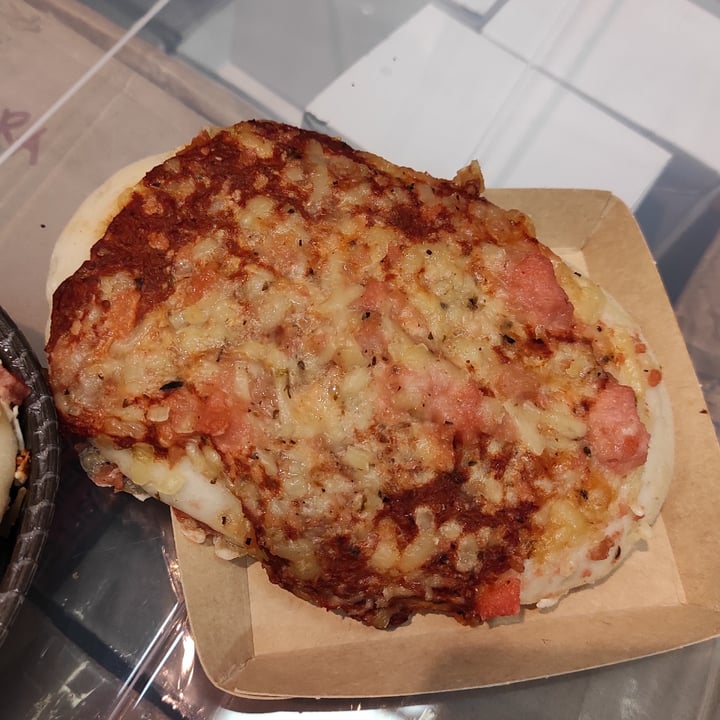 photo of Vegan bombon sin gluten Pizza Jamón shared by @saruchi on  03 Nov 2021 - review
