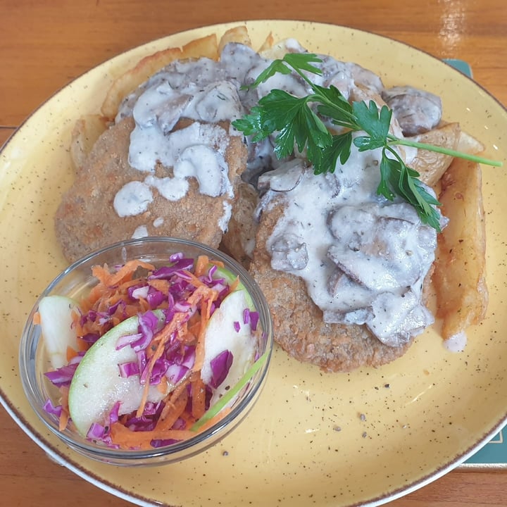 photo of Cleavy's Vegan & Vegetarian Eatery Chick 'n Snitzel shared by @compassionate1candy on  08 Jun 2022 - review