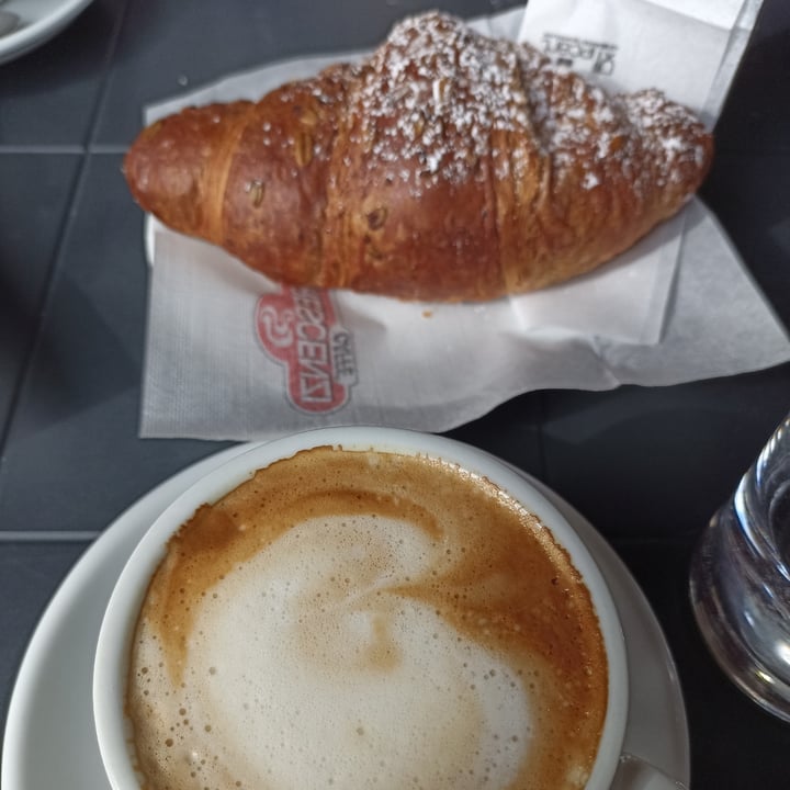 photo of Bar Tabacchi Chiappini Cappuccino di soia e cornetto vegano shared by @annafanella on  09 Jul 2022 - review