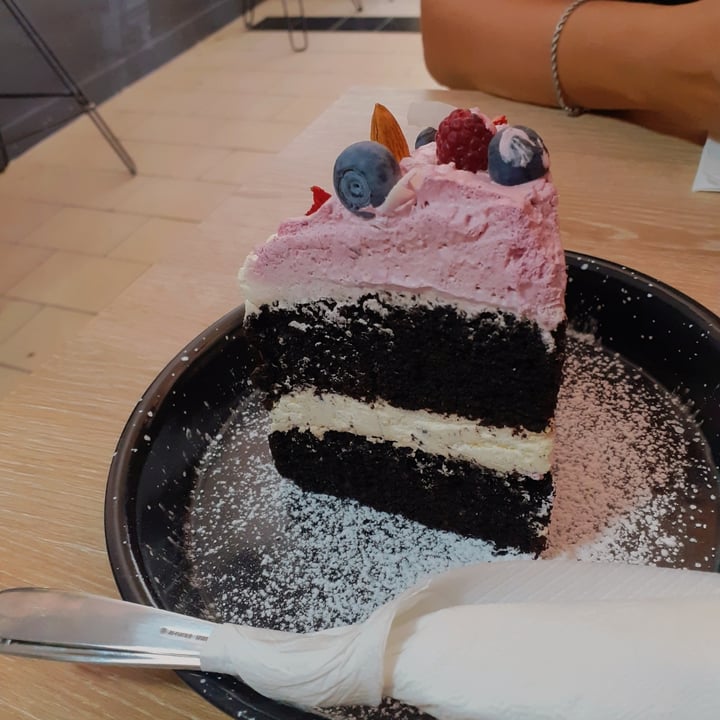 photo of Mönt take away Torta de chocolate , mousse de chocolate blanco  y frutos rojos shared by @candemagali on  06 Mar 2022 - review